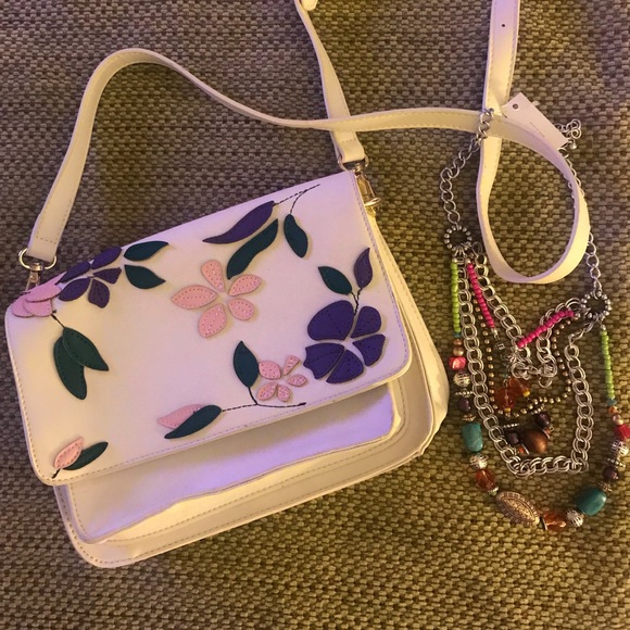 Whimsical crossbody bag w/ appliqué flowers 💐 - Picture 2 of 6